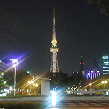 夜の名古屋テレビ塔と大通りです。