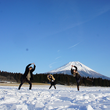 冬の富士山をバックに、凍った湖の上からパチリ。フッジッサーン。