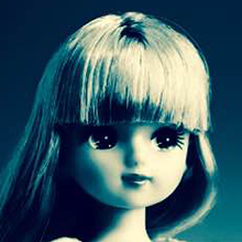 前髪ぱっつんのリカちゃん人形。リカちゃん人形のように、前髪にこだわりがあります。